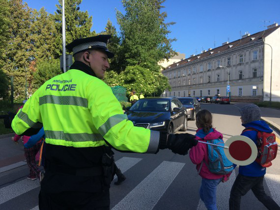 Do not buy reflective vests at the market, experts warn. Some are not visible in the dark