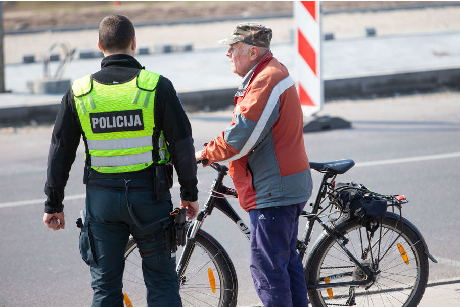 The Seimas will propose to allow cyclists to ride through the crossings