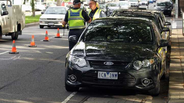 Do police need to wear high visibility reflective vests when on duty?